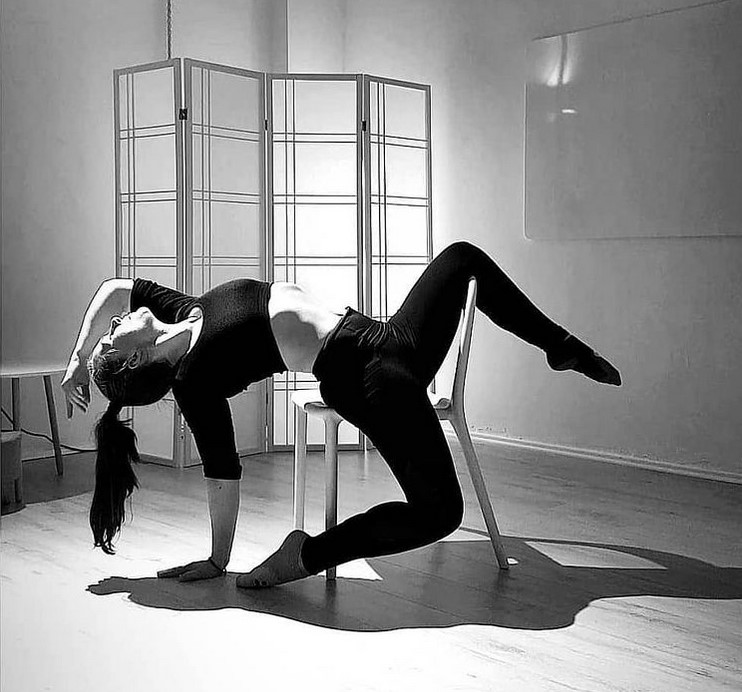 Chair Dance Pose auf einem Stuhl in der Luftakrobatikschule exQUIsuite in Bielefeld